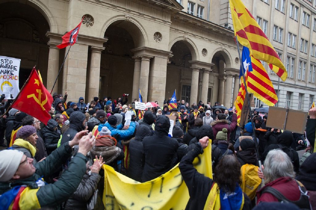 el contencioso creado entre la justicia española y la alemana, por la no ejecución completa de la Orden de Detención sobre Puigdemont, ha derivado a La Haya, donde se encuentra la sede de la Eurojust (órgano europeo dedicado a la cooperación judicial), en búsqueda de una solución satisfactoria para nuestro país.