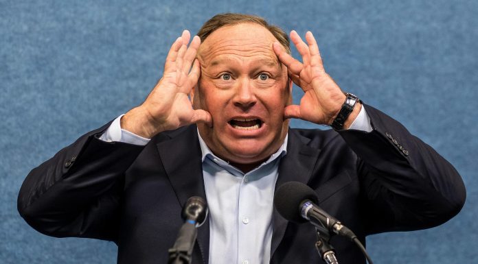 Alex Jones, ¿difamación o libertad de expresión?