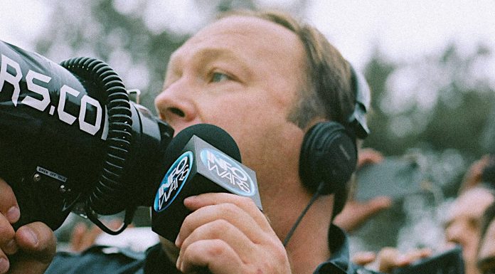 A tres grados de Alex Jones